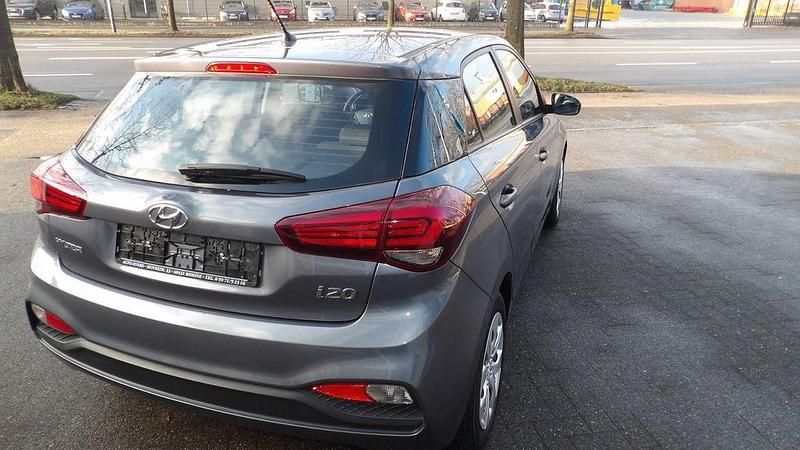 Gebraucht Hyundai i20 75 PS (55 kW) 2019 Grau Limousine