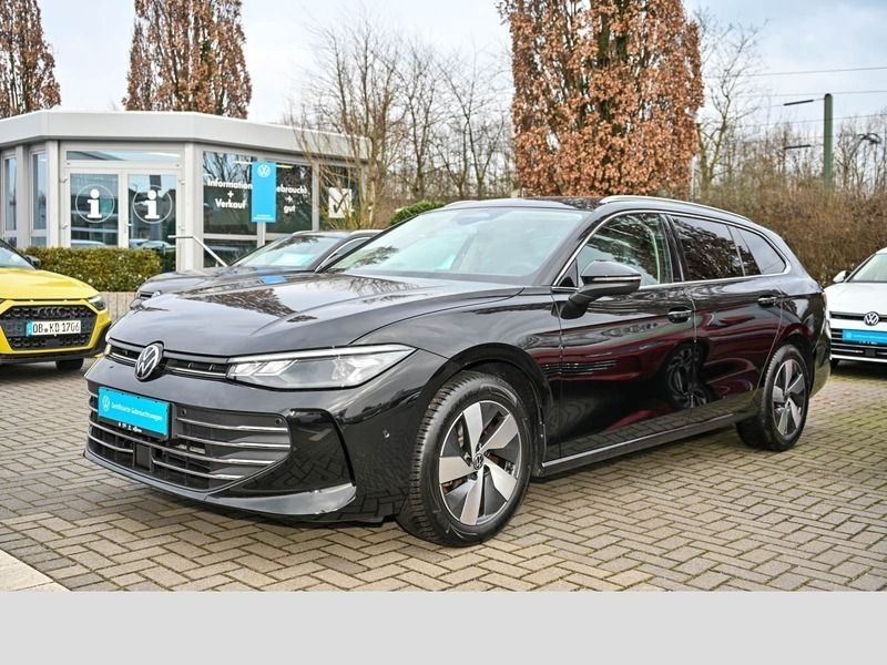 Grenadillschwarz metallic Gebraucht 2024 VW Passat Comfortline Kombi | 34.990 € (Guter Preis) - Bild 1/4