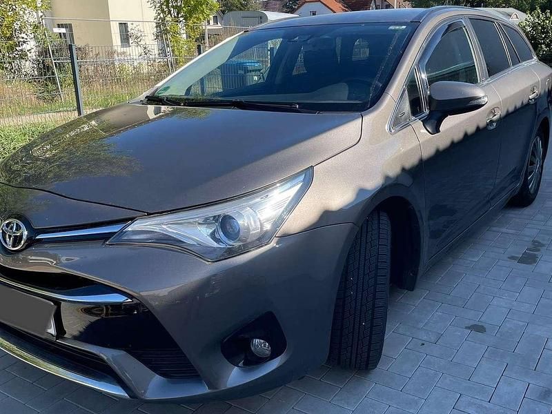 Grau Gebraucht 2017 Toyota Avensis Edition-S Kombi | 16.500 € (Guter Preis) - Bild 1/4
