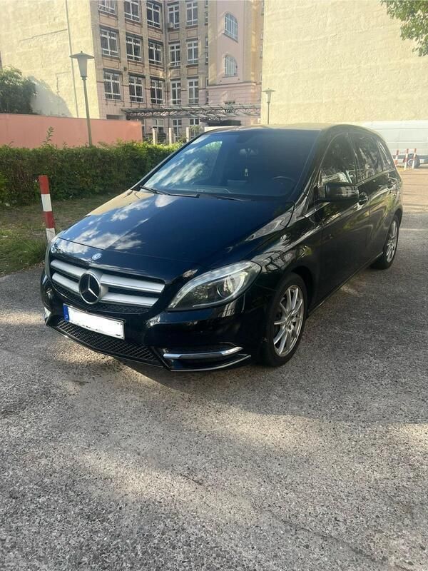 Schwarz Gebraucht 2012 Mercedes B180 Sport Van / Kleinbus | 11.500 € (Teuer) - Bild 1/4