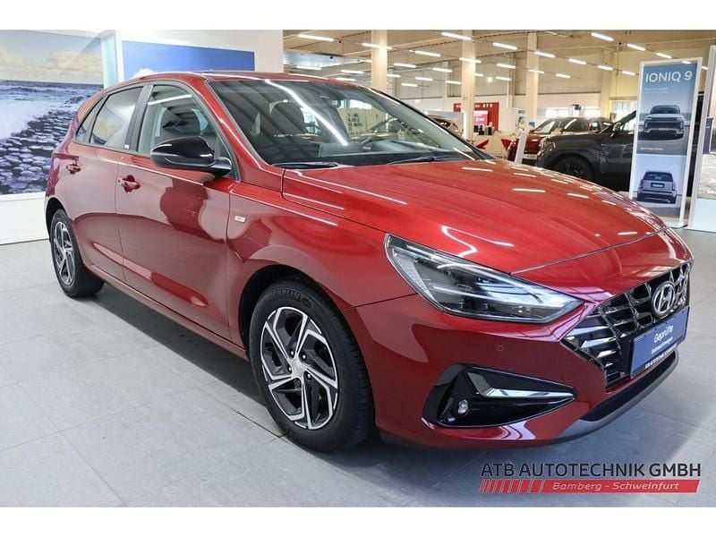 Gebraucht Hyundai i30 Intro Edition 160 PS (117 kW) 2021 Rot Limousine