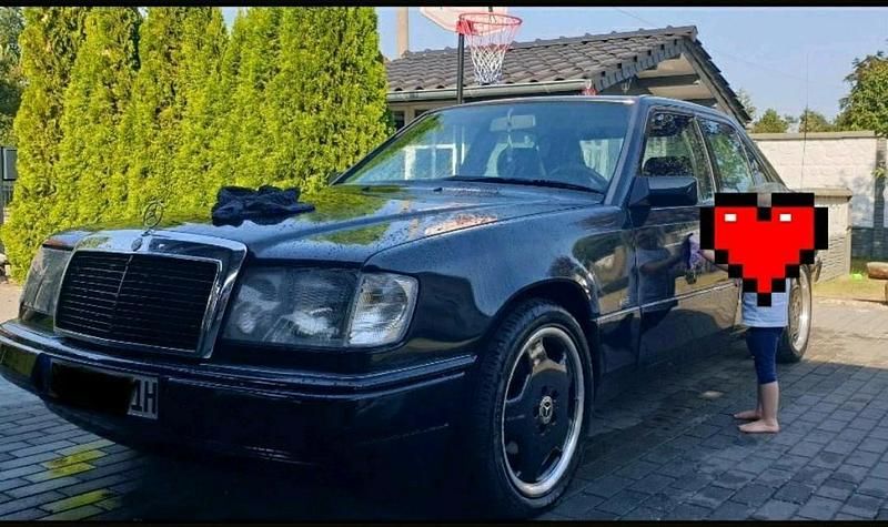 Gebraucht Mercedes 230 131 PS (96 kW) 1992 Schwarz Limousine