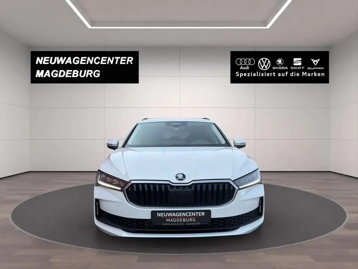Gebraucht Skoda Superb Essence 150 PS (110 kW) 2025 Purity weiss Kombi