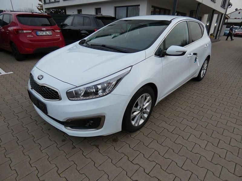 Weiß Gebraucht 2017 Kia Ceed Spirit Kleinwagen | 9.990 € (Etwas zu teuer) - Bild 1/4