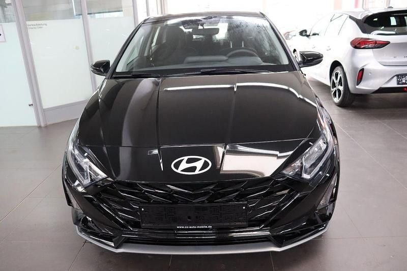 Neu Hyundai i20 101 PS (74 kW) 2025 Schwarz Limousine