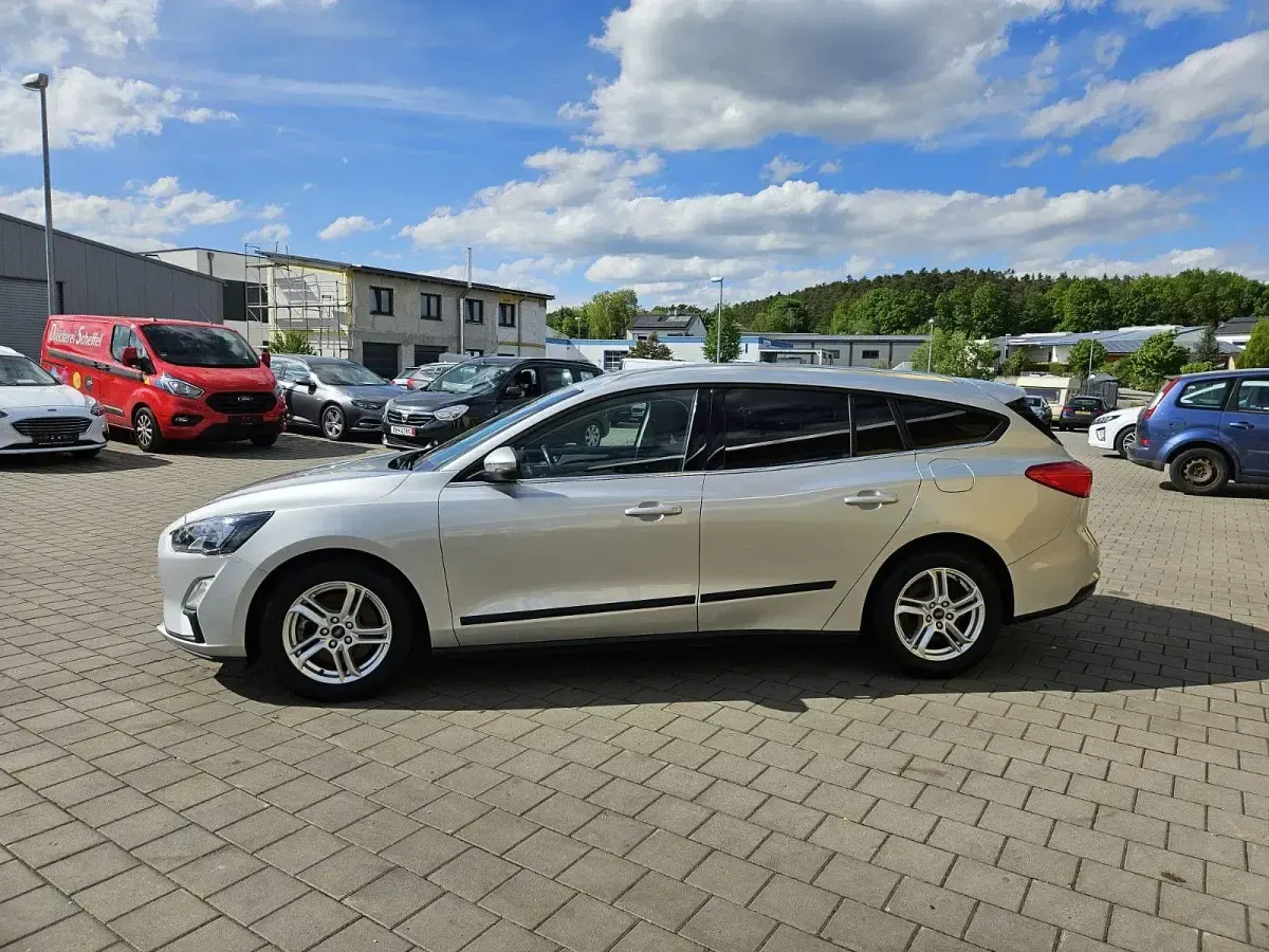 Usado Ford Focus Cool & Connect 120 CV (88 kW) 2020 Plateado Familiar