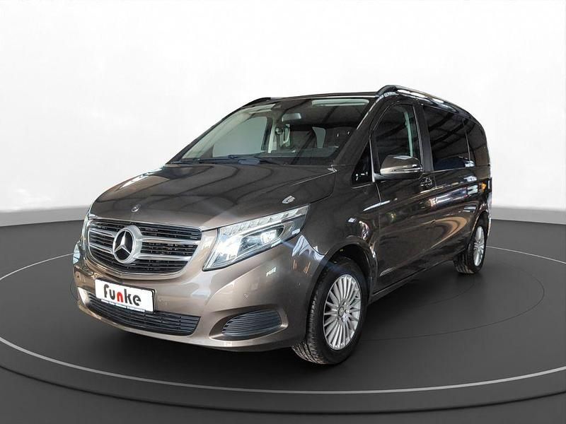 Grau Gebraucht 2017 Mercedes V220 Edition Van / Kleinbus | 32.990 € (Guter Preis) - Bild 1/4
