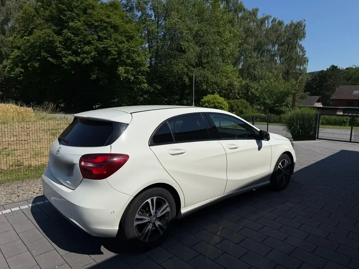 Gebraucht Mercedes A180 122 PS (89 kW) 2016 Weiß Kleinwagen