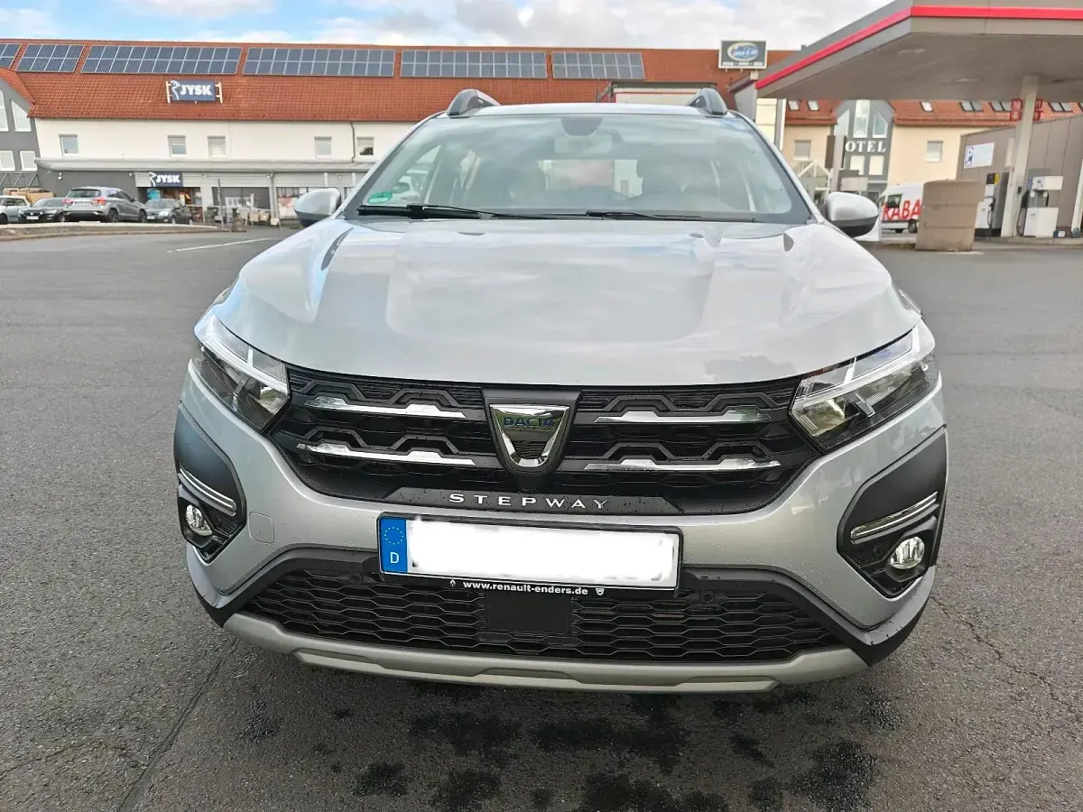 Używany Dacia Sandero Stepway 101 KM (74 kW) 2021 Srebrny Sedan/Limuzyna