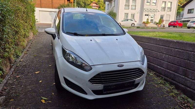 Weiß Gebraucht 2014 Ford Fiesta Trend Kleinwagen | 3.499 € (Etwas zu teuer) - Bild 1/4