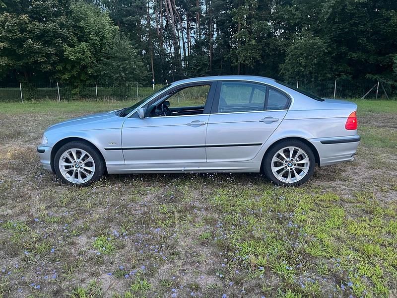 Second-hand BMW 325 192 CP (141 kW) 2001 Argintiu Berlinǎ