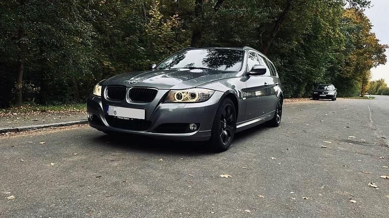 Grau Gebraucht 2011 BMW 325 Kombi | 11.000 € (Fairer Preis) - Bild 1/4