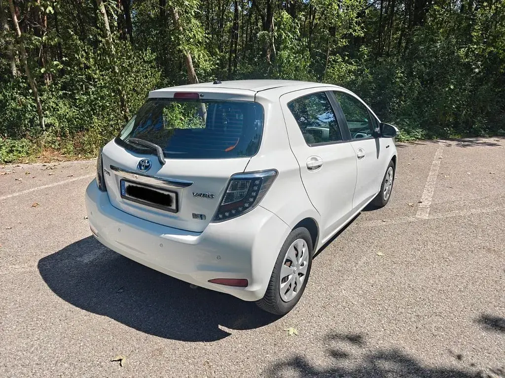 Gebraucht Toyota Yaris 101 PS (74 kW) 2013 Weiß Kleinwagen
