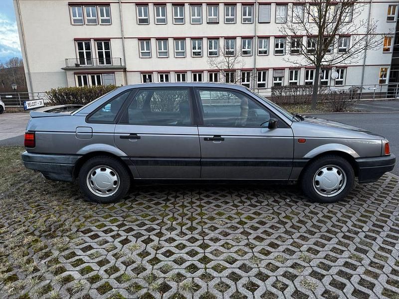 Gebraucht VW Passat 90 PS (66 kW) 1992 Grau Limousine