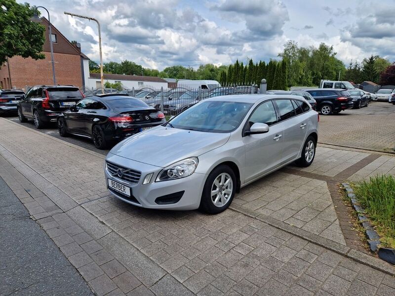 Silber Gebraucht 2011 Volvo V60 Kinetic Kombi | 8.990 € (Fairer Preis) - Bild 1/4