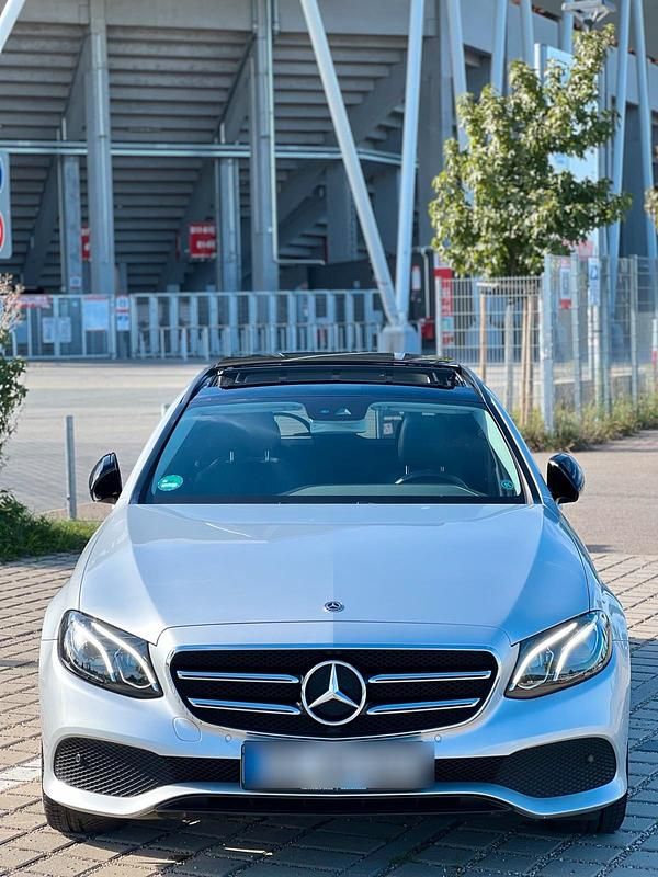 Silber Gebraucht 2019 Mercedes E220 Kombi | 29.500 € (Fairer Preis) - Bild 1/4