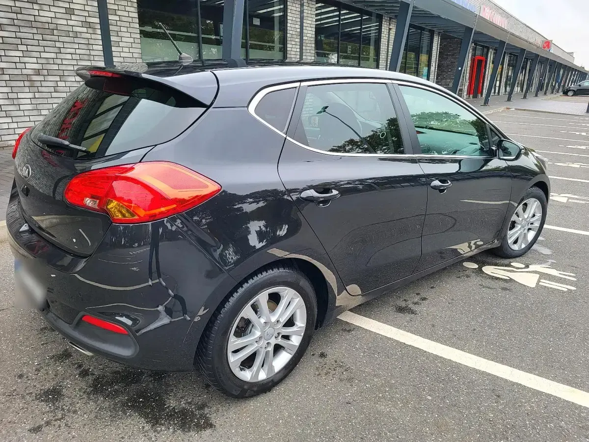Używany Kia Ceed 130 KM (95 kW) 2014 Czarny Hatchback