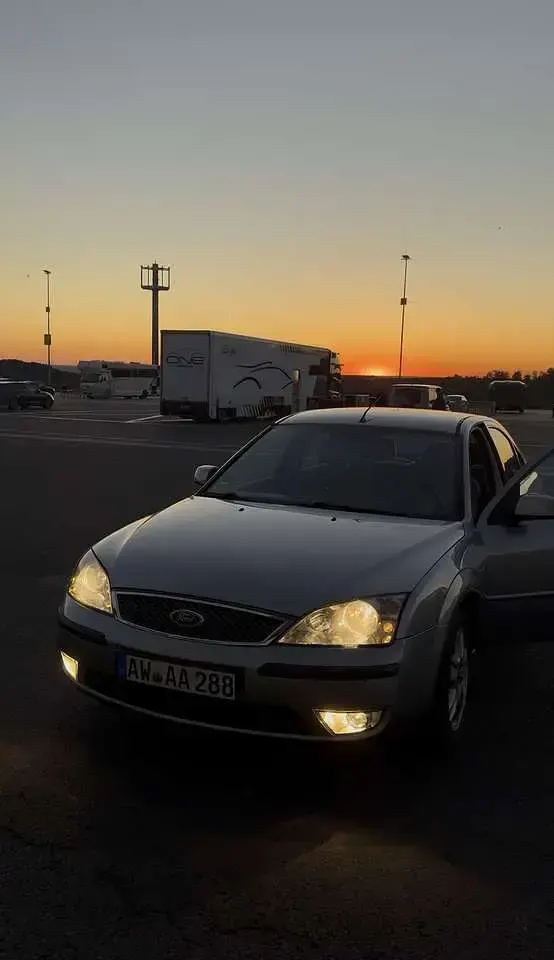 Gebraucht Ford Mondeo Ambiente 125 PS (91 kW) 2005 Grau Limousine