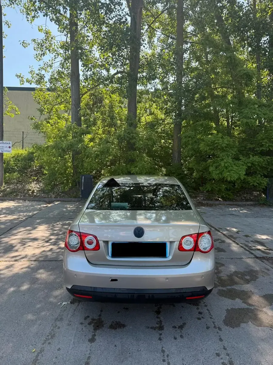 Brugt VW Jetta 105 HK (77 kW) 2005 Guld Sedan