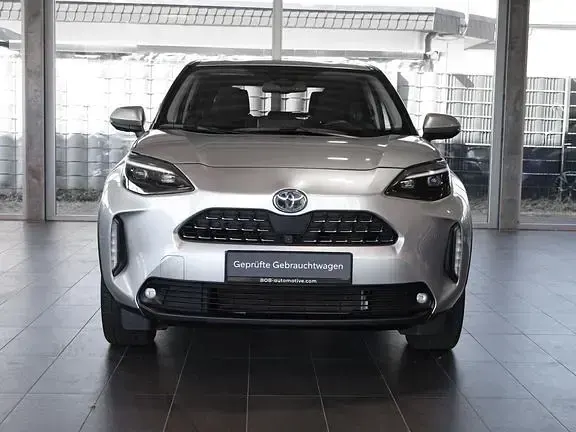 Gebraucht Toyota Yaris Elegant 116 PS (85 kW) 2022 Shimmering silver metallic Kleinwagen