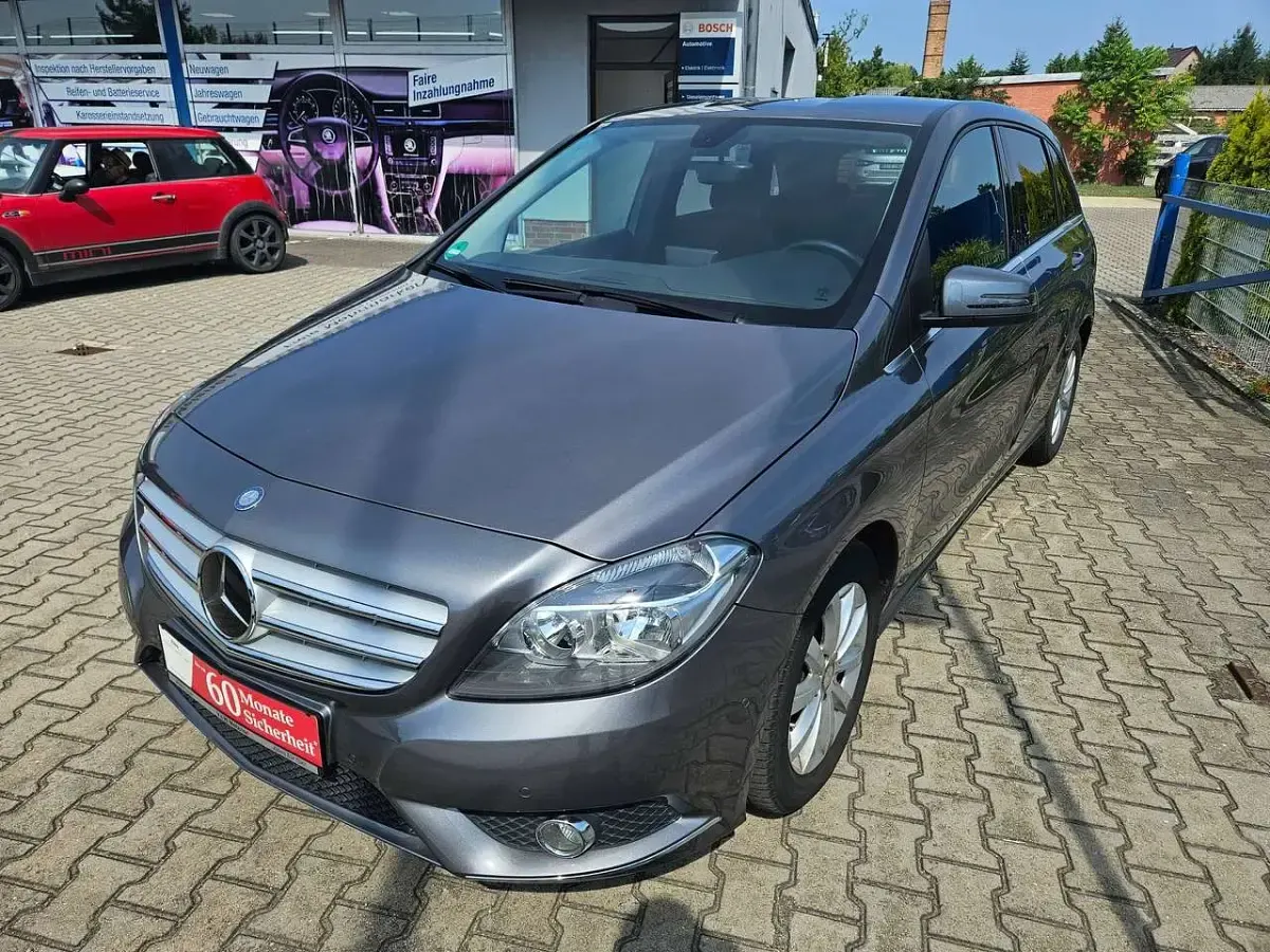 Gebraucht Mercedes B180 122 PS (89 kW) 2014 Mountaingrau  met. Kleinwagen