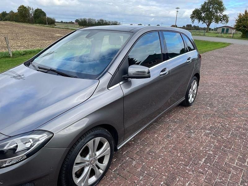 Schwarz Gebraucht 2015 Mercedes 200 Limousine | 15.790 € (Fairer Preis) - Bild 1/4