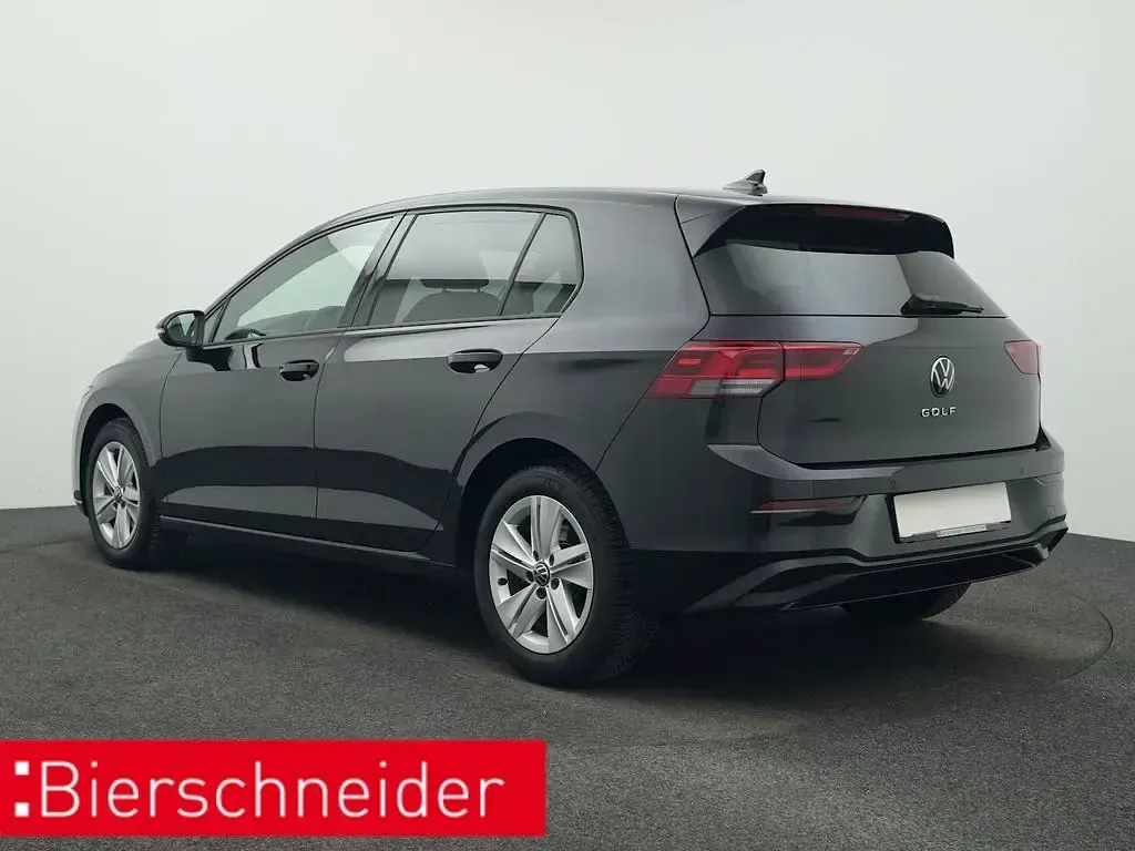 Second-hand VW Golf VIII Life 150 CP (110 kW) 2023 Negru Berlinǎ