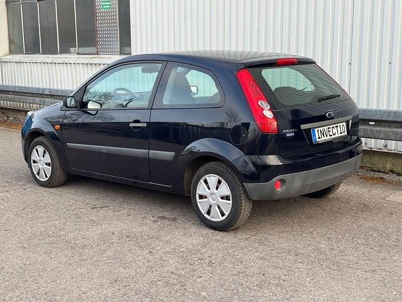 Gebraucht Ford Fiesta Basis 60 PS (44 kW) 2006 Blau Kleinwagen