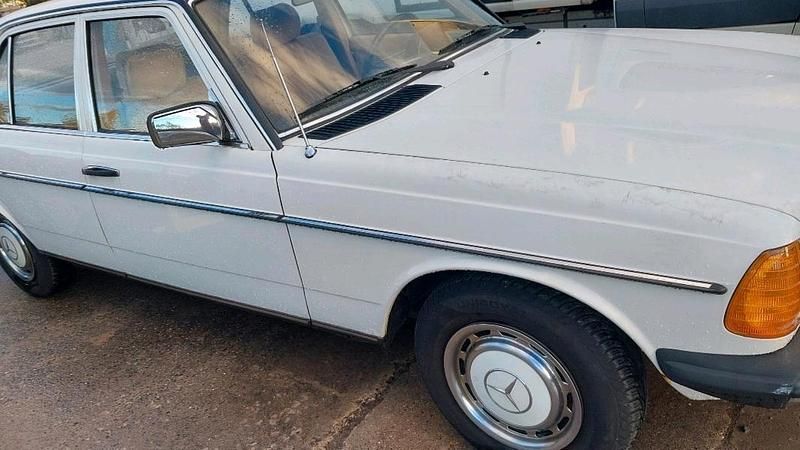 Gebraucht Mercedes 200 60 PS (44 kW) 1983 Weiß Limousine