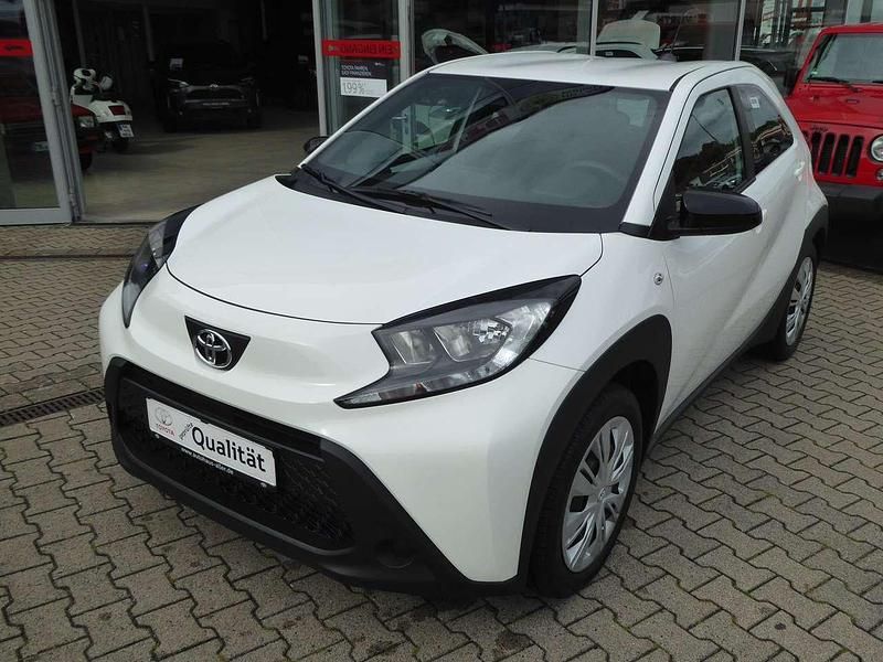 Schneeweiß Gebraucht 2025 Toyota Aygo Business Edition Kleinwagen | 18.490 € (Teuer) - Bild 1/4