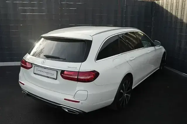 Używany Mercedes E300 194 KM (142 kW) 2022 Biały Sedan/Limuzyna