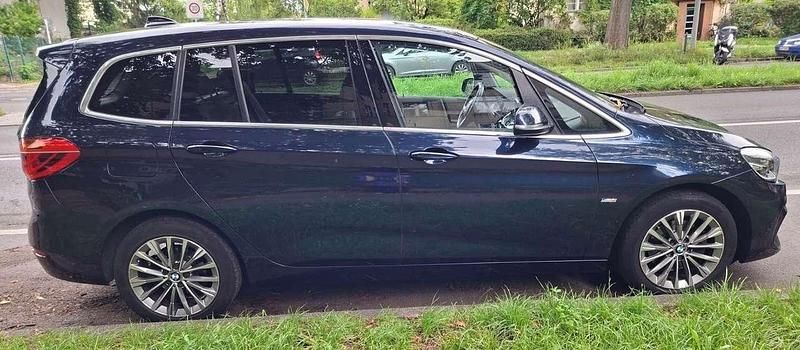Blau Gebraucht 2018 BMW 218 Gran Tourer Luxury Line Van / Kleinbus | 14.500 € (Superpreis) - Bild 1/4