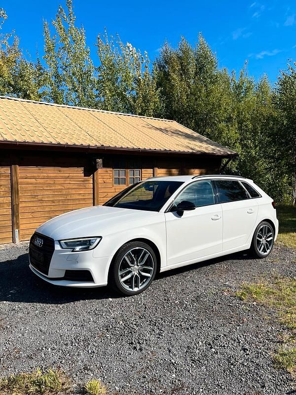 Weiß Gebraucht 2019 Audi A3 Sportback Kleinwagen | 18.550 € (Guter Preis) - Bild 1/4
