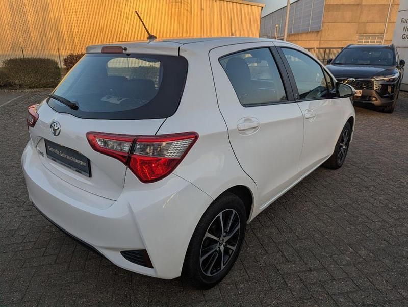 Gebraucht Toyota Yaris Team 111 PS (81 kW) 2017 Schneeweiß Kleinwagen