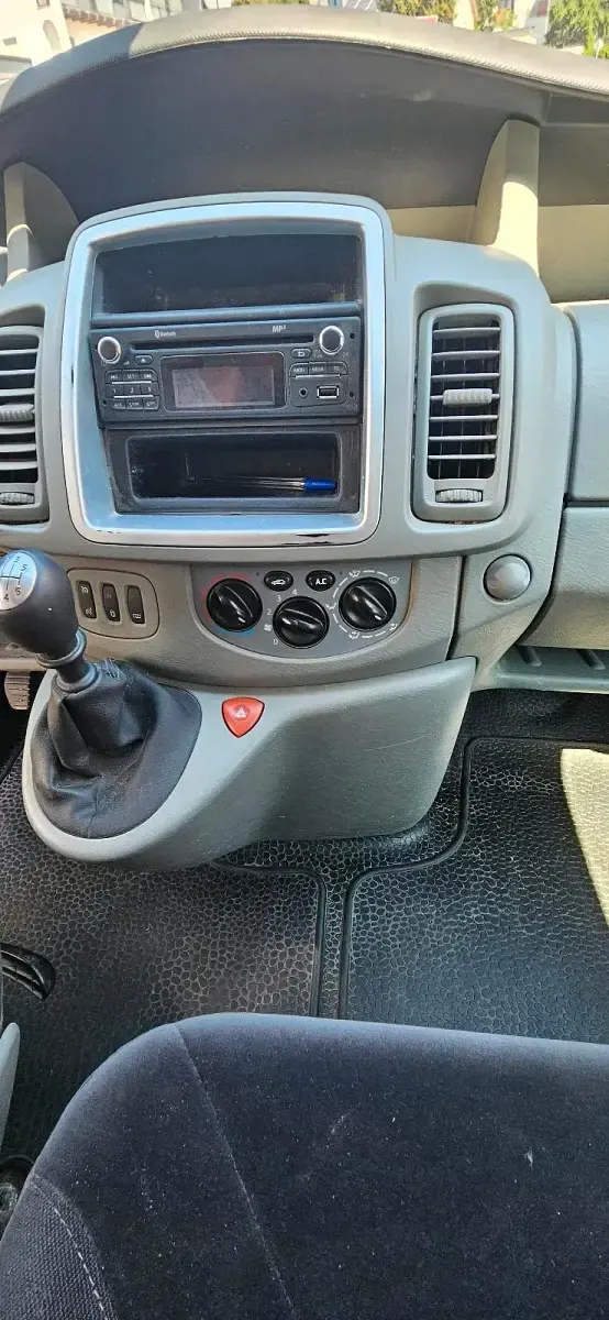 Gebraucht Renault Trafic 114 PS (83 kW) 2014 Silber Van / Kleinbus
