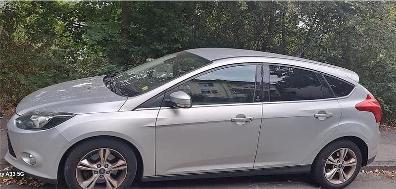 Silber Gebraucht 2012 Ford Focus Limousine | 3.500 € (Superpreis) - Bild 1/4