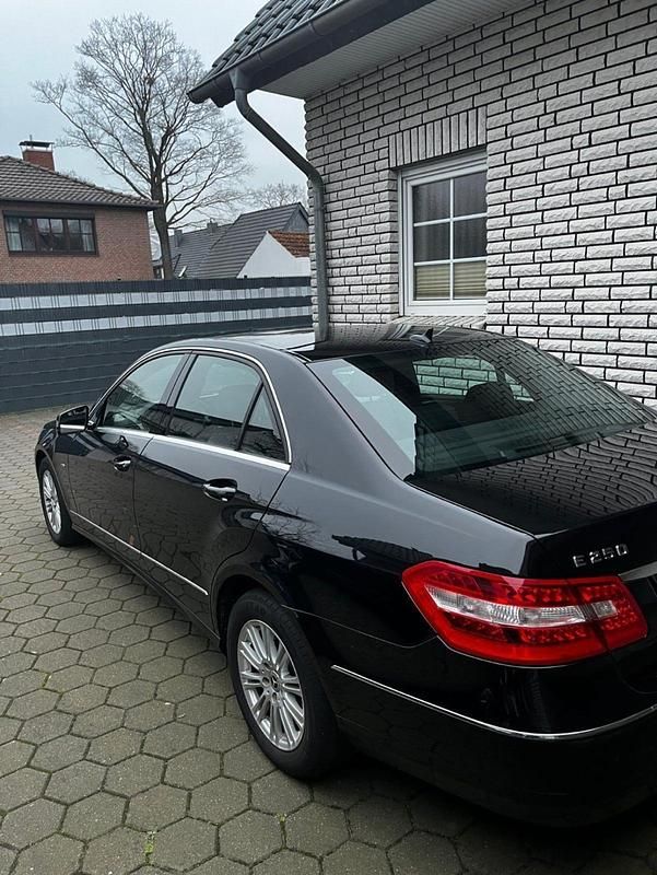 Gebraucht Mercedes E250 204 PS (150 kW) 2009 Schwarz Limousine