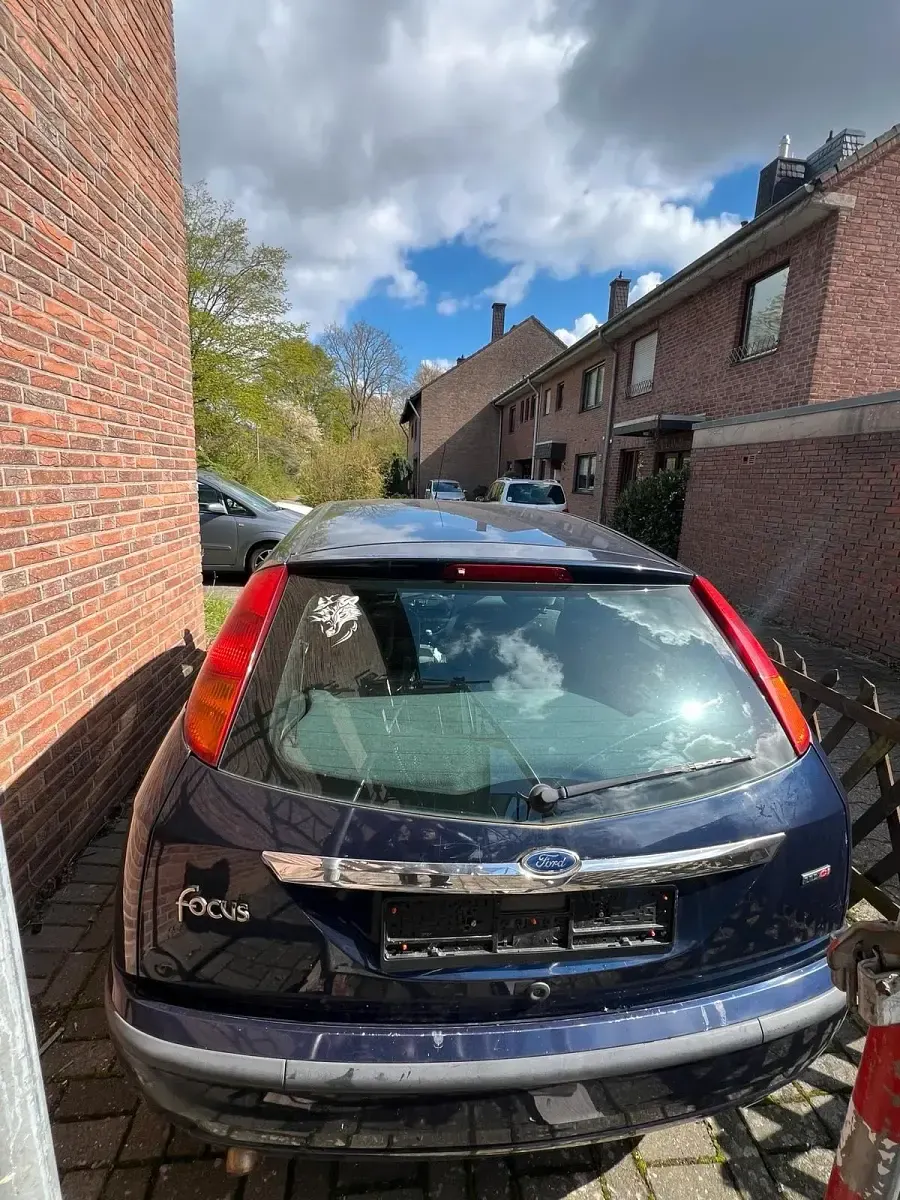 Second-hand Ford Focus 103 CP (75 kW) 2003 Albastru Hatchback