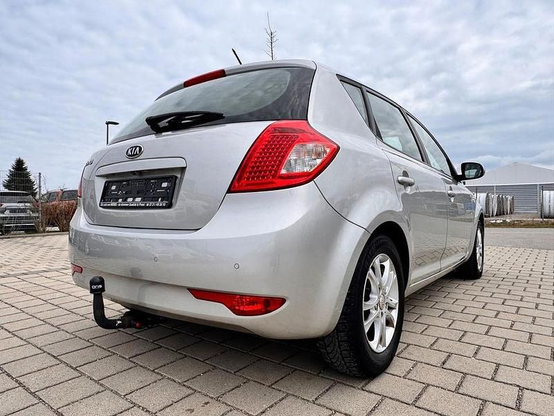 Gebraucht Kia Ceed 90 PS (66 kW) 2011 Silber Kleinwagen