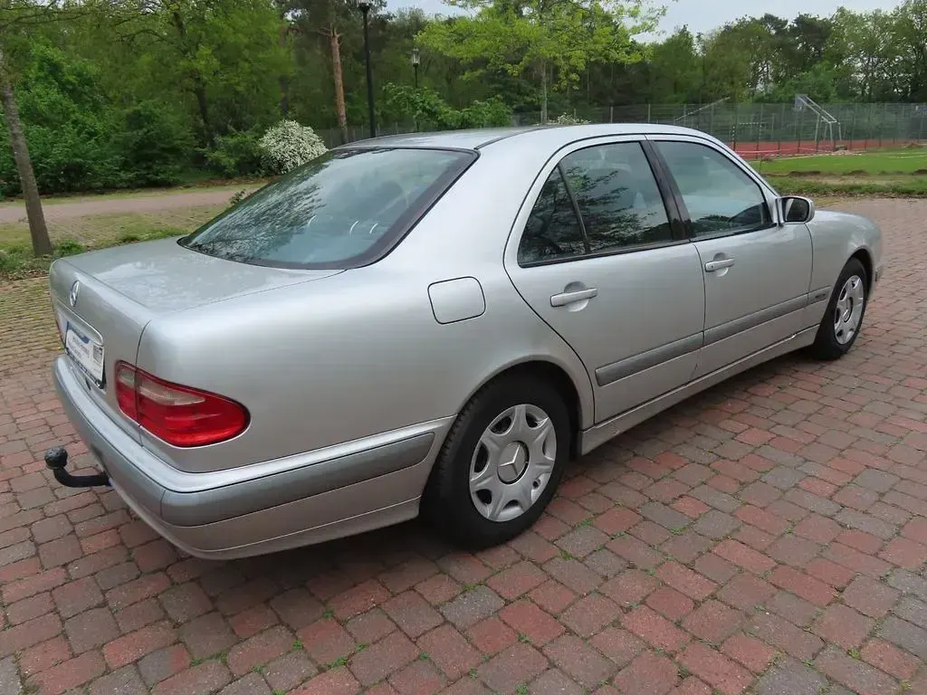 Gebraucht Mercedes E200 116 PS (85 kW) 2000 Silber Limousine