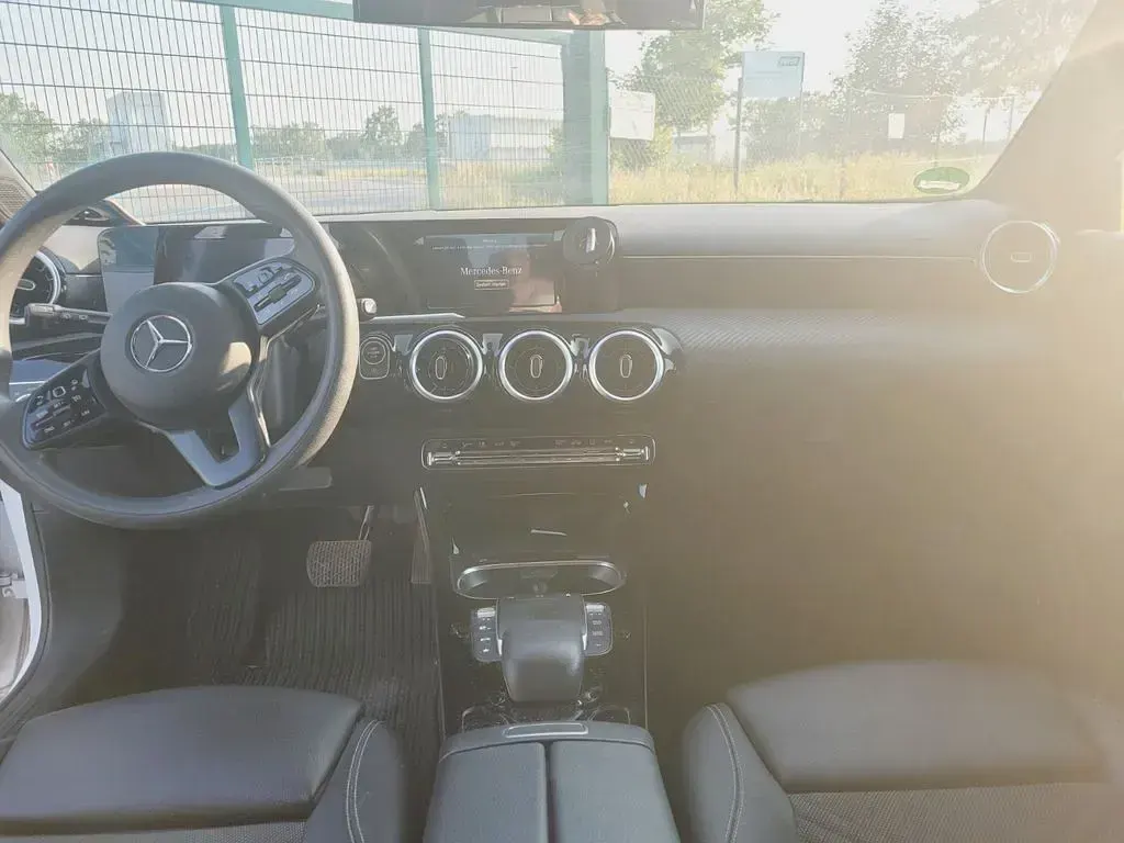 Gebraucht Mercedes A180 116 PS (85 kW) 2022 Weiß Limousine