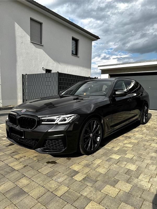 Grau Gebraucht 2022 BMW 530 M Sport Kombi | 45.999 € (Teuer) - Bild 1/4