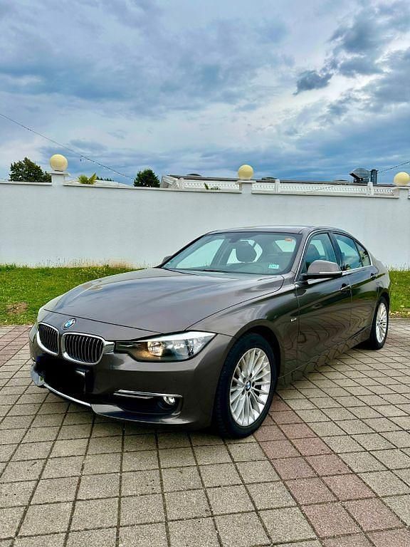 Braun Gebraucht 2013 BMW 318 Luxury Line Limousine | 9.900 € (Fairer Preis) - Bild 1/4