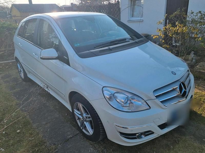 Gebraucht Mercedes B180 75 PS (55 kW) 2011 Weiß Van / Kleinbus