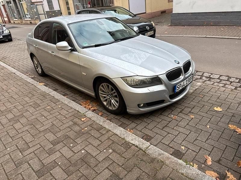 Grau Gebraucht 2011 BMW 325 Limousine | 9.900 € - Bild 1/4
