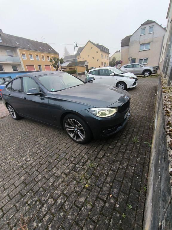 Grau Gebraucht 2019 BMW 318 Gran Turismo Sport Line Limousine | 15.000 € (Fairer Preis) - Bild 1/4