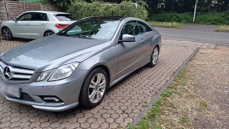 Grau Gebraucht 2011 Mercedes E350 Coupé | 9.400 € (Guter Preis) - Bild 1/4