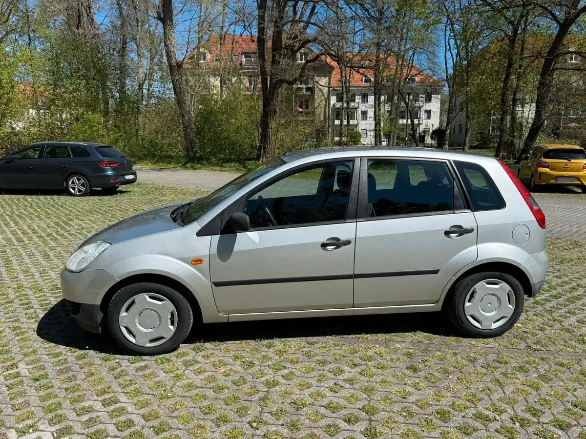 Gebraucht Ford Fiesta 80 PS (58 kW) 2004 Silber Kleinwagen