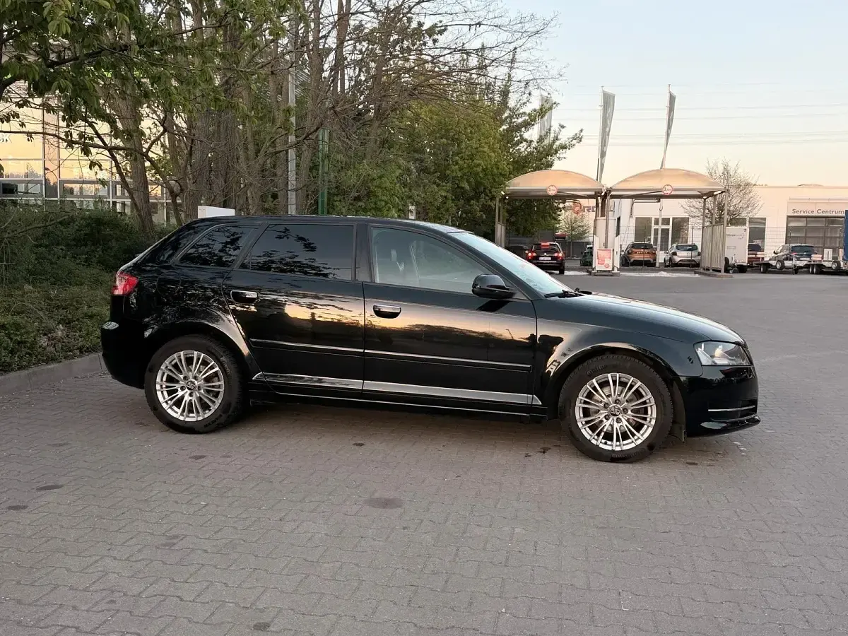 Gebraucht Audi A3 Sportback 105 PS (77 kW) 2011 Schwarz Kleinwagen