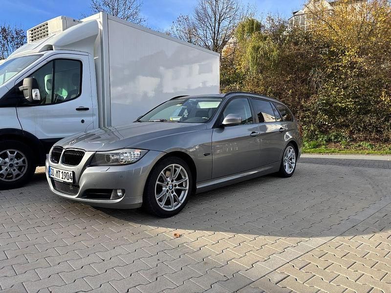Gebraucht BMW 320 184 PS (135 kW) 2011 Grau Kombi